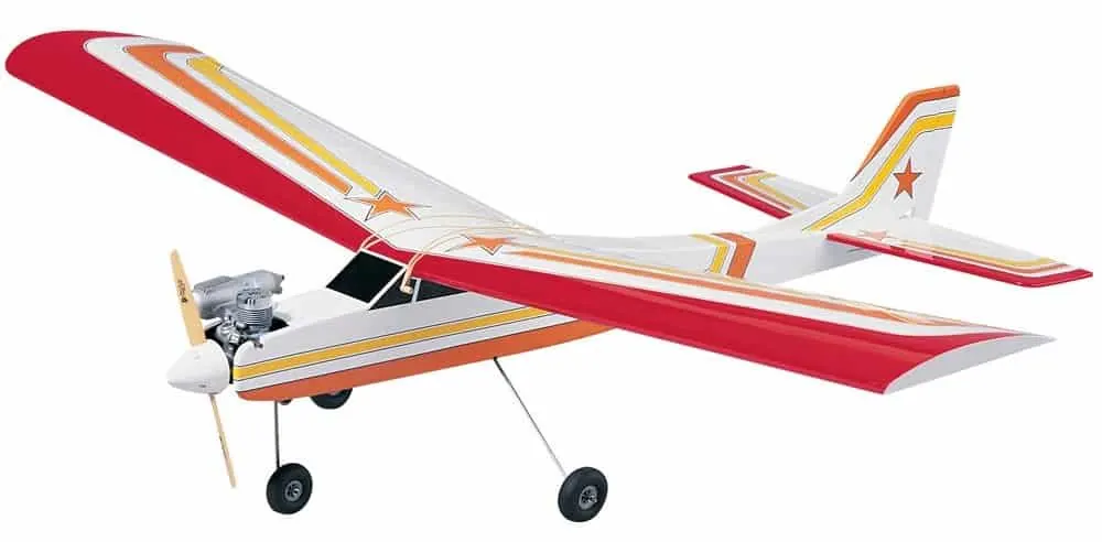 Avión RC entrenador de ala alta blanco y rojo