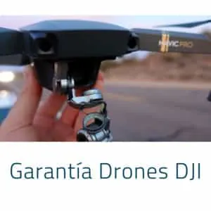 Hand holding the camera gimbal of a DJI Mavic Pro above a Spanish-language title card about DJI drone warranties
