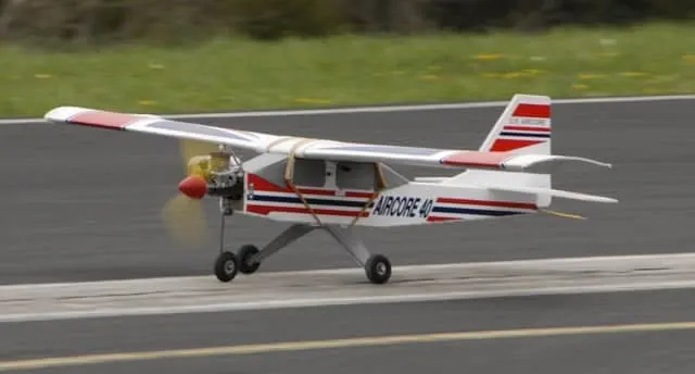 avion rc trainer con bandas eleasticas
